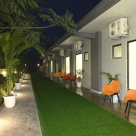 Trisaa Resort & Banquets Jhusi Экстерьер фото