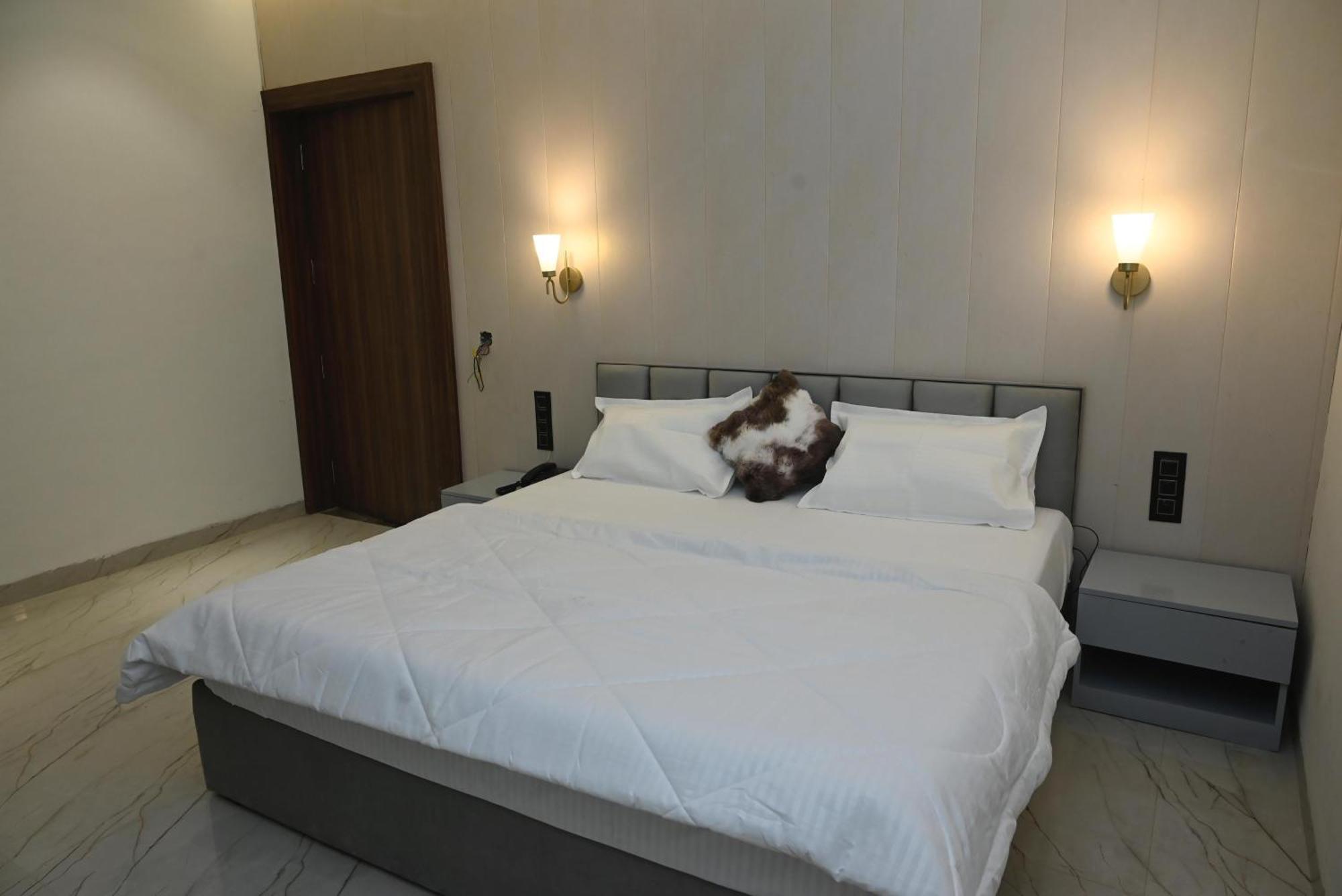 Trisaa Resort & Banquets Jhusi Экстерьер фото