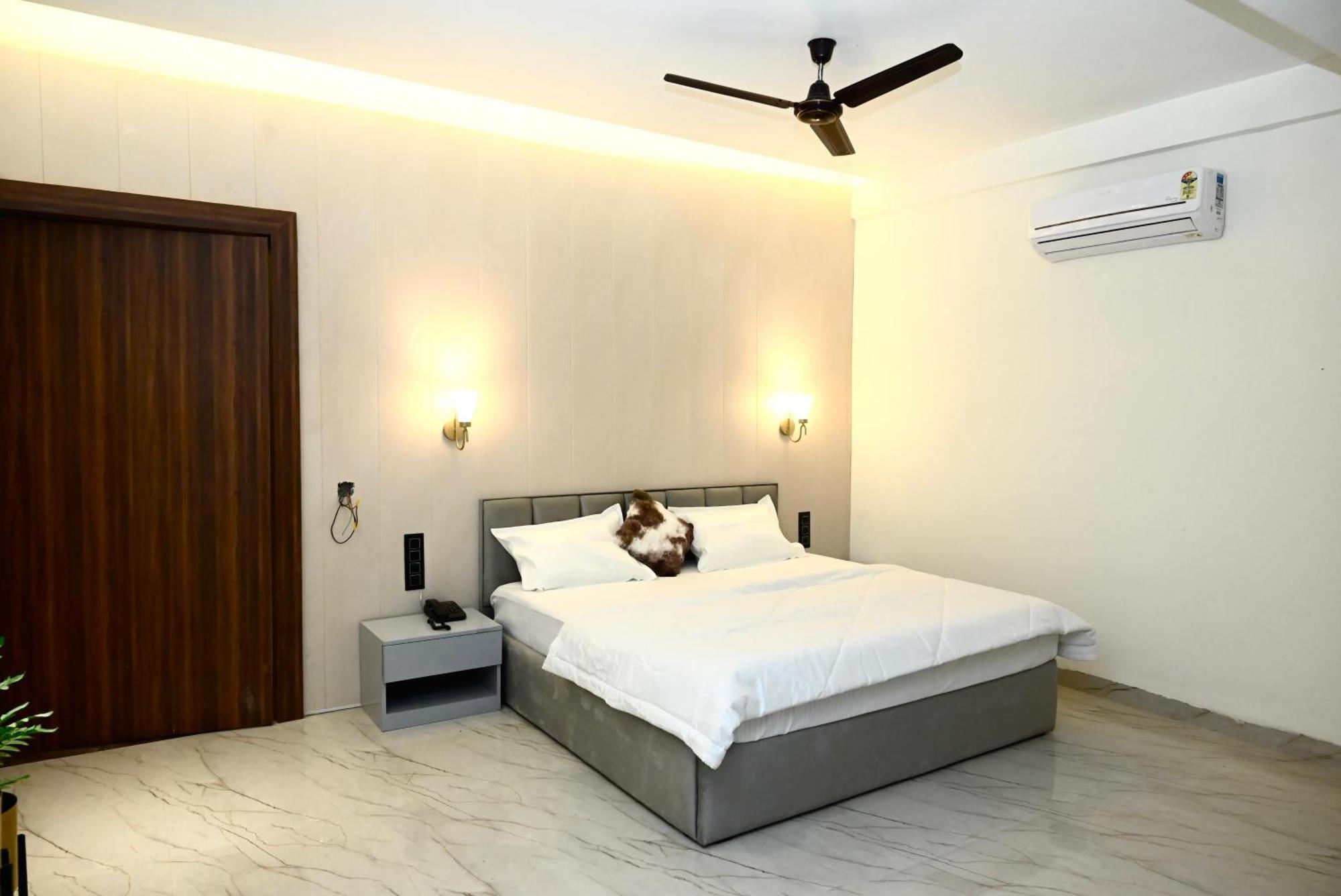 Trisaa Resort & Banquets Jhusi Экстерьер фото