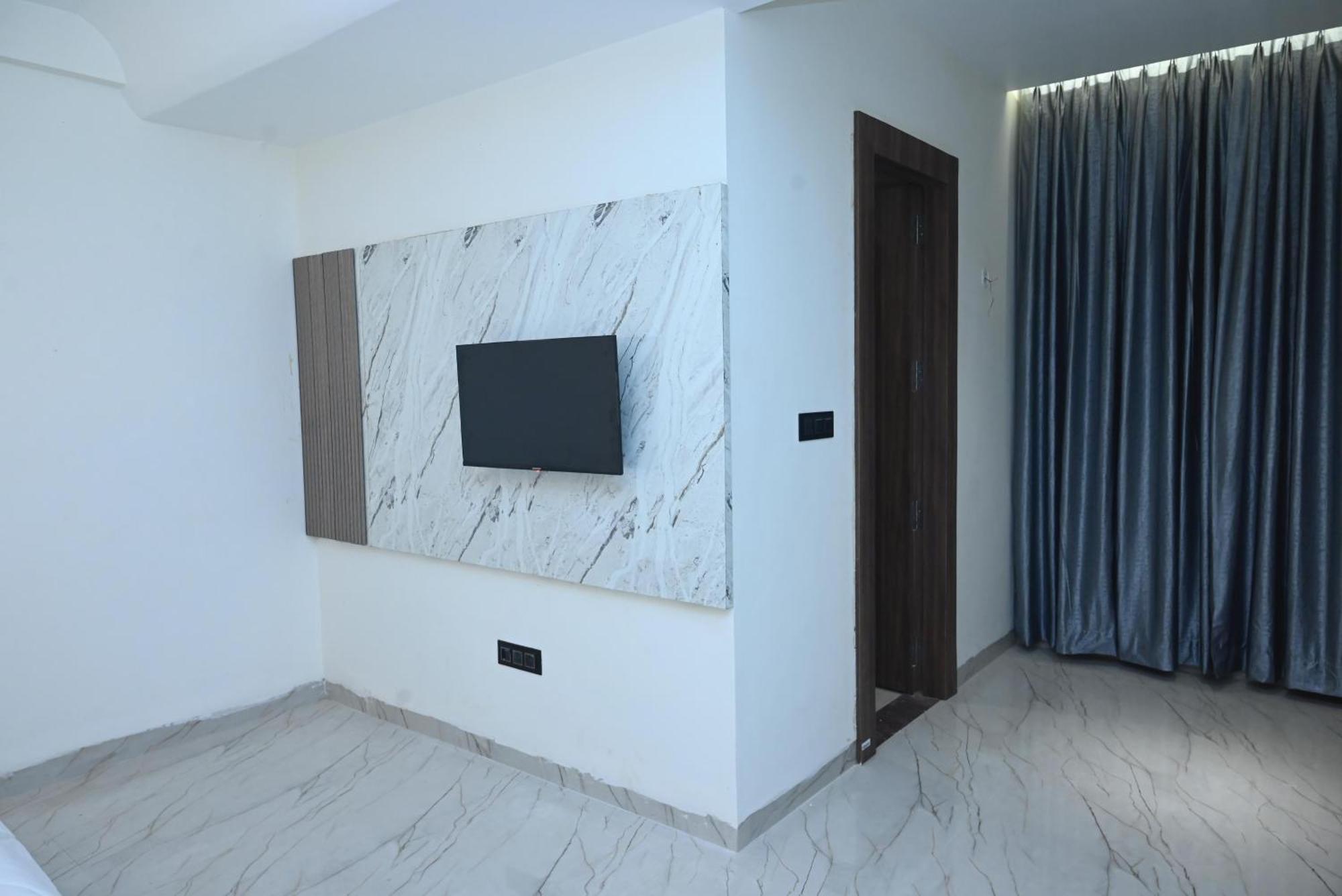 Trisaa Resort & Banquets Jhusi Экстерьер фото