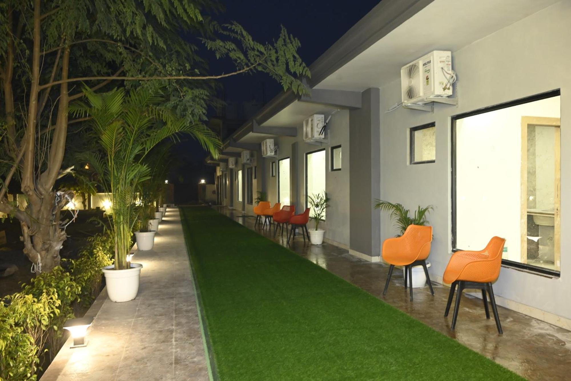 Trisaa Resort & Banquets Jhusi Экстерьер фото