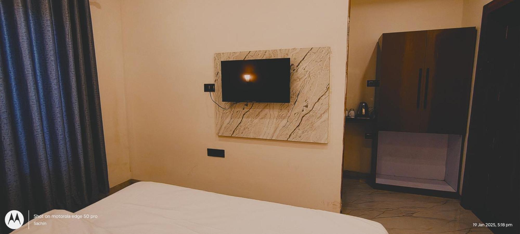Trisaa Resort & Banquets Jhusi Экстерьер фото