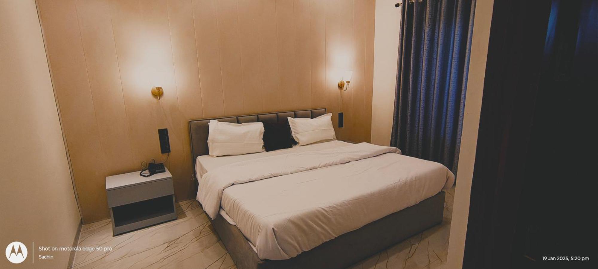 Trisaa Resort & Banquets Jhusi Экстерьер фото