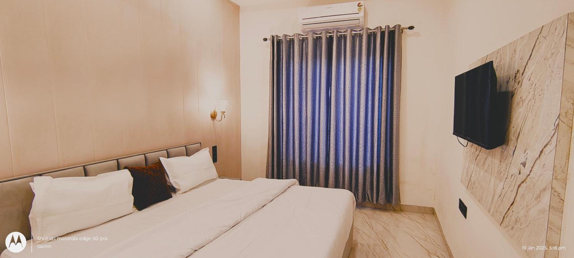 Trisaa Resort & Banquets Jhusi Экстерьер фото
